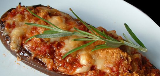 Lee más sobre el artículo Berenjenas rellenas de carne y gratinadas con queso