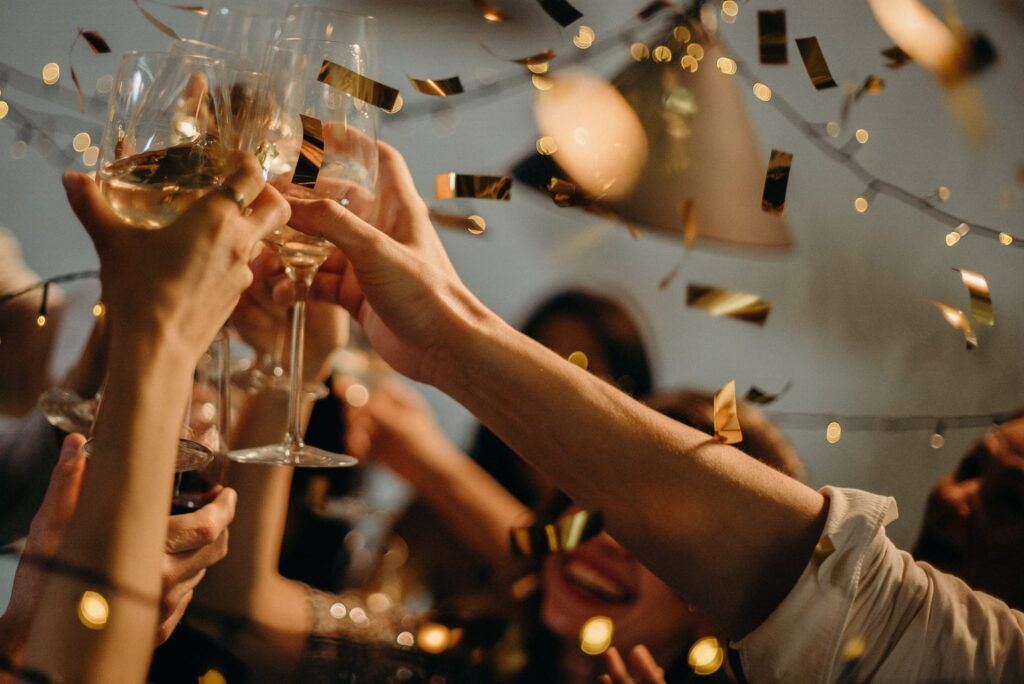 Brindis por el vino en copas de cristal.Fiestas del vino que no te puedes perder en España