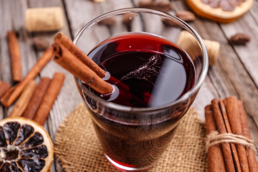 Lee más sobre el artículo Vino caliente: historia, variedades y por qué no falta en ningún mercado navideño